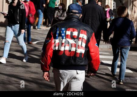 Uomo anziano che indossa una giacca in pelle con la cucitura U.S.A sul retro, Barcellona, Spagna. Foto Stock