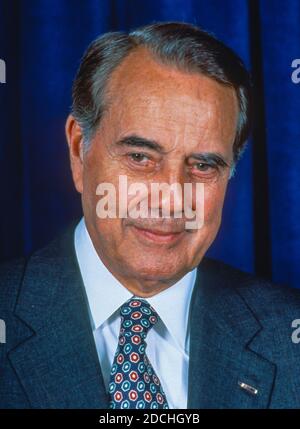 WASHINGTON, DC, USA, 7 MARZO 1995 - il senatore degli Stati Uniti Bob Dole (R-Kansas), candidato presidenziale 1996 durante la conferenza stampa. Foto Stock