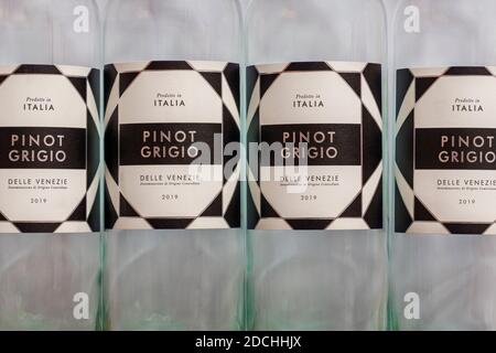 Pinot Grigio delle Venezie - etichette su bottiglie vuote di vino bianco - prodotto italiano Foto Stock