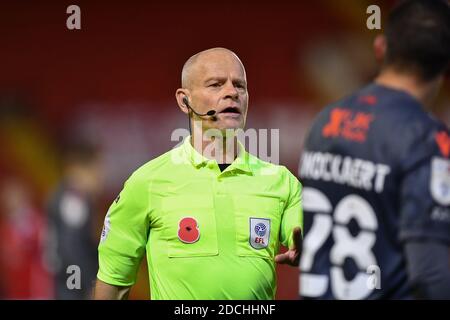 BARNSLEY, INGHILTERRA. 21 NOVEMBRE. Arbitro Andy Woolmer durante la partita del campionato Sky Bet tra Barnsley e Nottingham Forest a Oakwell, Barnsley, sabato 21 novembre 2020. (Credit: Jon Hobley | MI News) Credit: MI News & Sport /Alamy Live News Foto Stock