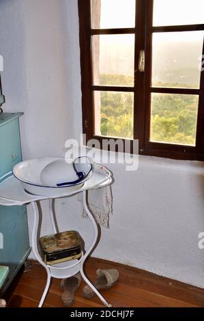 Grobnik, Croazia Agosto 2020.Metal bianco Lavare Basin Stand con Pitcher. Lavabo vecchio su uno stand.Metal bianco retro lavabo su uno stand e una finestra. Foto Stock