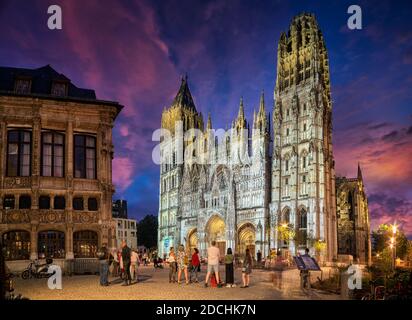 La facciata della cattedrale di Rouen, o la Cattedrale di Notre Dame di Rouen Francia prese in prima serata sotto la luna piena Foto Stock