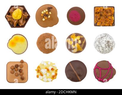 Un assortimento isolato di cioccolatini bianchi, al latte e al buio di lusso fatti a mano Foto Stock