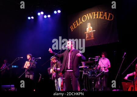 John Boden fronteggia il gruppo folcloristico britannico progressivo Bellowhead in concerto - 2009 Foto Stock