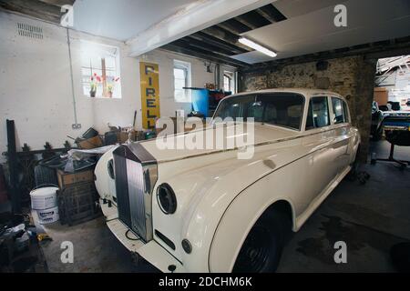 auto rolls royce parzialmente smontata/spogliata per il restauro in un garage/officina nazionale. Foto Stock