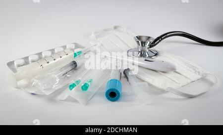 Diverse apparecchiature mediche isolate su sfondo bianco, vista frontale. Foto Stock