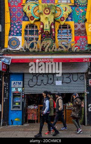 Londra, Regno Unito. 21 Nov 2020. La gente è ancora fuori a Camden Town, nonostante il nuovo blocco che è ora in vigore. Tuttavia non c'è molto da fare, perché i negozi, le attività di leasure e di ospitalità sono chiusi. Molte persone indossano maschere, anche all'esterno. Credit: Guy Bell/Alamy Live News Foto Stock