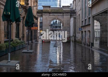 Glasgow, Scozia, Regno Unito. 21 Novembre 2020. Strade tranquille nel centro della città all'inizio del livello quattro Covid-19 restrizioni. Credito: SKULLY/Alamy Live News Foto Stock