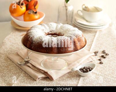Torta di persimmon al cioccolato con zucchero in polvere. Cottura a casa. Messa a fuoco selettiva. Foto Stock