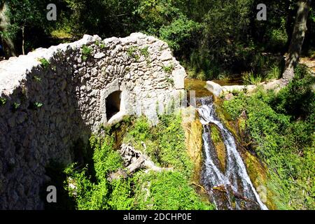 I resti dell'acquedotto romano nel villaggio di le Tholonet vicino Aix-en-Provence, Francia Foto Stock