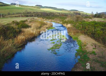 Vista da Dow Brae di Bowmont Water, che separa i villaggi di Town Yetholm e Kirk Yetholm, Roxburghshire, frontiere scozzesi, Regno Unito. Foto Stock