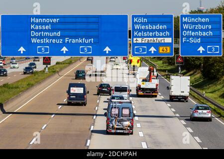 Traffico su un'autostrada tedesca. Le autostrade tedesche non hanno limiti di velocità generali e sono classificate come il quinto sistema autostradale più lungo. Francoforte, Germania 11, 2019. Foto Stock