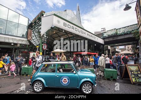 Gran Bretagna / Inghilterra /Londra / Mini auto parcheggiata sulla strada di fronte al Borough Market. Foto Stock