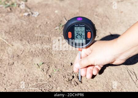 Misurazione della temperatura, del contenuto di umidità del terreno, dell'umidità ambientale e dell'illuminazione Foto Stock