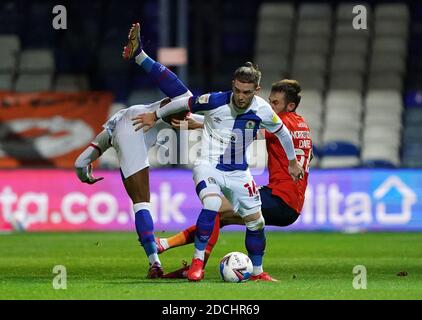 Luton Town's Rhys Norrington-Davies (a destra) e Harvey Elliott di Blackburn Rovers battaglia per la palla durante lo Sky Bet Championship match a Kenilworth Road, Luton. Foto Stock