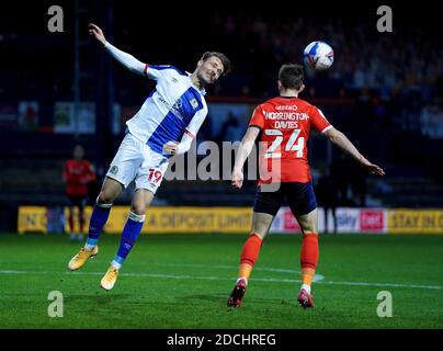 Luton Town's Rhys Norrington-Davies (a destra) e Blackburn Routs Tom Trybull battaglia per la palla durante la partita Sky Bet Championship a Kenilworth Road, Luton. Foto Stock