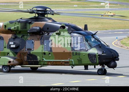 Elicottero di servizio dell'esercito francese NHIndustries NH90-TTH Caiman in arrivo all'aeroporto di Parigi-le Bourget. Francia - 22 giugno 2017 Foto Stock