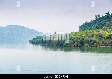 Vista del ponte sospeso sul fiume Yangtze vicino a Wanzhou, Chongqing, Repubblica popolare Cinese, Asia Foto Stock