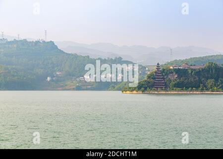 Vista della Pagoda di Shi Baozhai sul fiume Yangtze vicino a Wanzhou, Chongqing, Repubblica Popolare Cinese, Asia Foto Stock