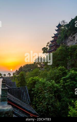 Vista della Pagoda di Shi Baozhai al tramonto sul fiume Yangtze vicino a Wanzhou, Chongqing, Repubblica Popolare Cinese, Asia Foto Stock