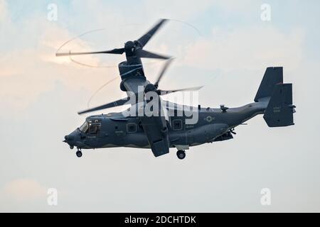 US Air Force Bell Boeing V-22 Osprey tiltrotor aereo militare in volo. Regno Unito - 13 luglio 2018 Foto Stock