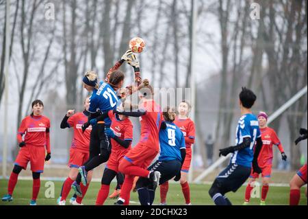 KHARKIV, UCRAINA - 20 NOVEMBRE 2020: La partita di calcio dell'Ucraina Lega Zhitlobud-1 - Nika presso il campo di sport della Metallist w Foto Stock