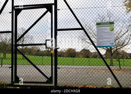 Il campo da tennis è chiuso con lucchetto a causa delle norme del cofid19 durante il secondo blocco nazionale del coronavirus in Inghilterra. Sunny Hill Park, Hendon, Londra. Foto Stock