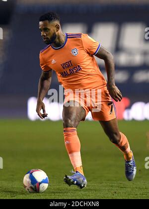 Il Leandro Bacuna della città di Cardiff durante la partita del campionato Sky Bet al Den, Londra. Foto Stock