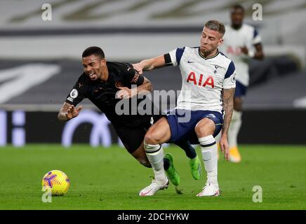 Gabriel Jesus di Manchester City reagisce a una sfida da Tottenham Hotspur's Toby Alderweireld durante la partita della Premier League al Tottenham Hotspur Stadium di Londra. Foto Stock