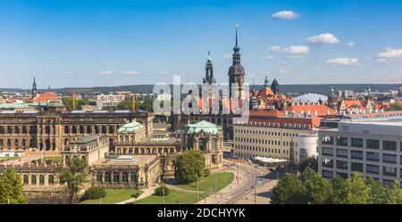 Paesaggio urbano della città storica di Dresda con le torri della chiesa e il palazzo Complesso in Germania Foto Stock