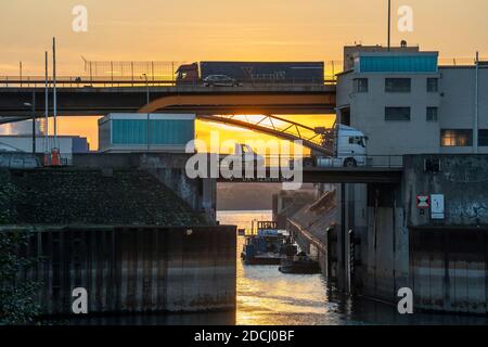 Ponti stradali sul bacino del porto esterno nel porto del Reno di Duisburg, Am Brink, TOP, Marientorstrasse, Bottom, Duisburg, NRW, Germania, Foto Stock