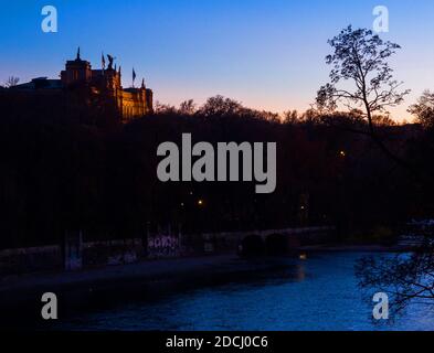 Monaco, Germania. 21 Nov 2020. Il sole tramontante splende sul parlamento bavarese sopra l'Isar. Credit: Peter Kneffel/dpa/Alamy Live News Foto Stock