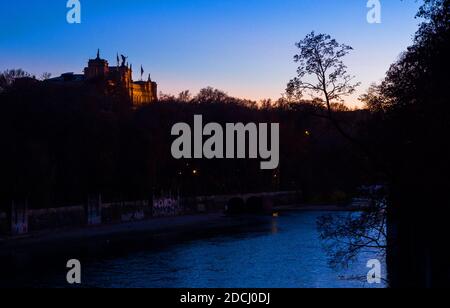 Monaco, Germania. 21 Nov 2020. Il sole tramontante splende sul parlamento bavarese sopra l'Isar. Credit: Peter Kneffel/dpa/Alamy Live News Foto Stock