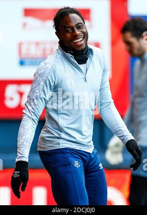 Kenilworth Road, Luton, Bedfordshire, Regno Unito. 21 Nov 2020. Campionato inglese di calcio della Lega Pelly Ruddock della città di Luton in Warm up Credit: Action Plus Sports/Alamy Live News Foto Stock