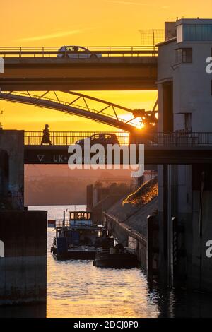 Ponti stradali sul bacino del porto esterno nel porto del Reno di Duisburg, Am Brink, TOP, Marientorstrasse, Bottom, Duisburg, NRW, Germania, Foto Stock