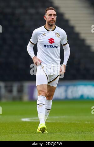 MILTON KEYNES, INGHILTERRA. 21 NOVEMBRE. Milton Keynes Dons Richard Keogh durante la prima metà della partita della Sky Bet League uno tra MK Dons e Hull City allo Stadium MK, Milton Keynes sabato 21 novembre 2020. (Credit: John Cripps | MI News) Credit: MI News & Sport /Alamy Live News Foto Stock