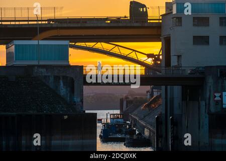Ponti stradali sul bacino del porto esterno nel porto del Reno di Duisburg, Am Brink, TOP, Marientorstrasse, Bottom, Duisburg, NRW, Germania, Foto Stock
