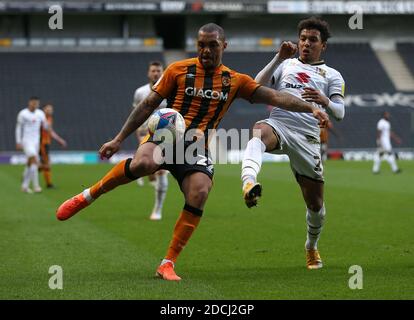 Josh Magennis di Hull City e Matthew Sorinola di MK Dons in azione durante la partita Sky Bet League One allo Stadium MK, Milton Keynes. Foto Stock