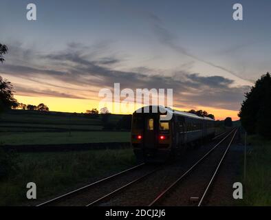 Northern Rail classe 158 treno 158904 verso il tramonto A Giggleswick sulla linea rurale 'Little North West' in Yorkshire Foto Stock