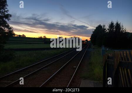 Northern Rail classe 158 treno 158904 verso il tramonto A Giggleswick sulla linea rurale 'Little North West' in Yorkshire Foto Stock