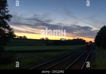 Northern Rail classe 158 treno 158904 verso il tramonto A Giggleswick sulla linea rurale 'Little North West' in Yorkshire Foto Stock