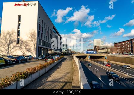 Skyline del centro di Duisburg, presso la stazione centrale, autostrada A59, Duisburg, NRW, Germania, Foto Stock