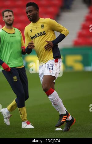 Stoke on Trent, Regno Unito. 21 Nov 2020. Il centrocampista di Stoke City Mikel John OBI (13) si è scaldato durante la partita del campionato EFL Sky Bet tra Stoke City e Huddersfield Town allo stadio Bet365, Stoke-on-Trent, Inghilterra, il 21 novembre 2020. Foto di Jurek Biegus. Solo per uso editoriale, è richiesta una licenza per uso commerciale. Nessun utilizzo nelle scommesse, nei giochi o nelle pubblicazioni di un singolo club/campionato/giocatore. Credit: UK Sports Pics Ltd/Alamy Live News Foto Stock