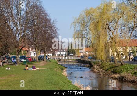 Il fiume Leven a Low Green, Great Ayton, in un pomeriggio di sole primavera Foto Stock