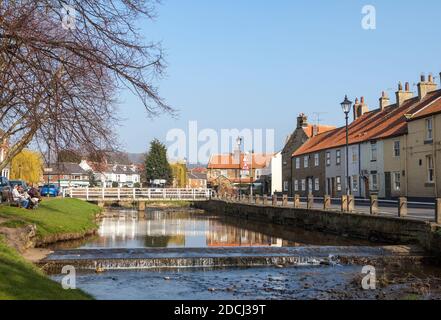 Il fiume Leven a Low Green, Great Ayton, in un pomeriggio di sole primavera Foto Stock