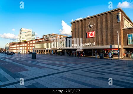 Skyline del centro di Duisburg, presso la stazione ferroviaria centrale, Duisburg, NRW, Germania, Foto Stock