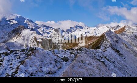 Splendida vista panoramica sulle aspre montagne alpine sopra la valle di Montafon, Alpi, Austria con cime innevate in un'escursione in autunno in una giornata di sole. Foto Stock