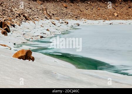 Incredibile lago blu Gokio sotto ghiaccio e neve, Nepal, Himalaya Foto Stock