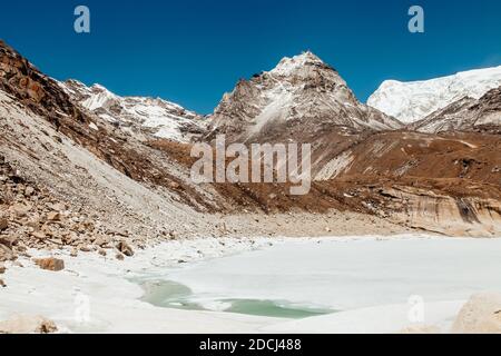 Incredibile lago blu Gokio sotto ghiaccio e neve, Nepal, Himalaya Foto Stock