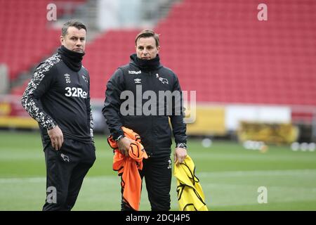 Bristol, Regno Unito. 21 Nov 2020. Shay ha dato l'allenatore di portiere e uno dei quattro allenatori in carica temporanea di Derby County e Justin Walker allenatore di sviluppo e uno dei quattro allenatori in carica temporanea di Derby County durante la partita EFL Sky Bet Championship tra Bristol City e Derby County ad Ashton Gate, Bristol, Inghilterra il 21 novembre 2020. Foto di Dave Peters. Solo per uso editoriale, è richiesta una licenza per uso commerciale. Nessun utilizzo nelle scommesse, nei giochi o nelle pubblicazioni di un singolo club/campionato/giocatore. Credit: UK Sports Pics Ltd/Alamy Live News Foto Stock